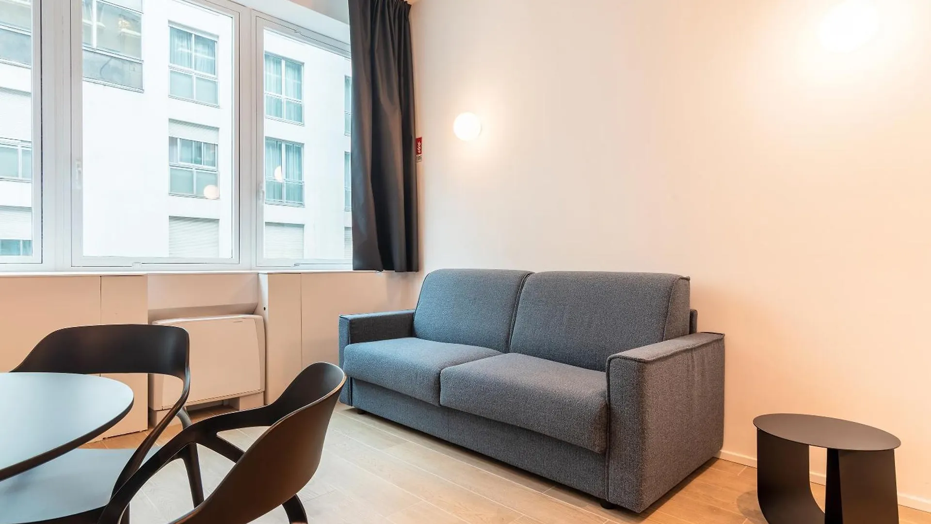 Easyhomes-City Centre Suites Milano 0*,