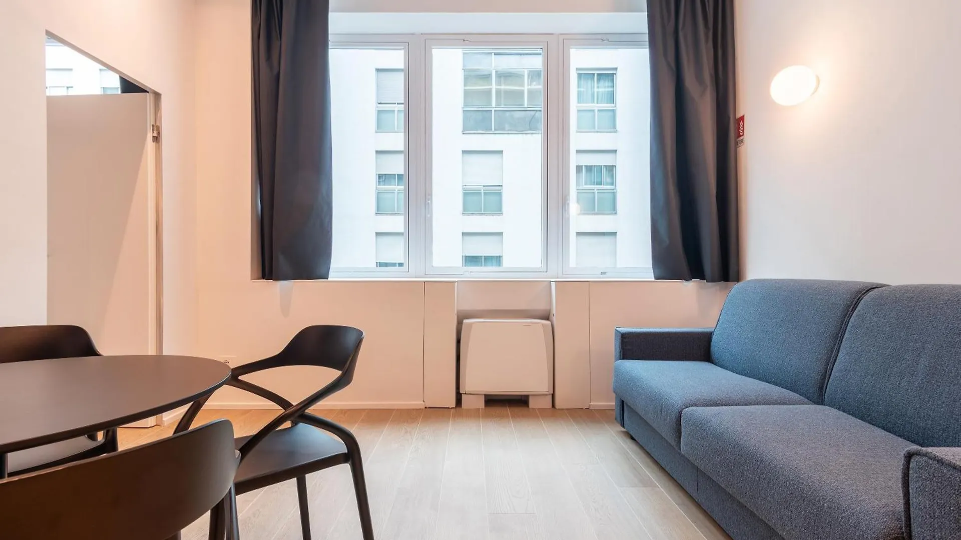 Easyhomes-City Centre Suites Милан 0*,  Италия